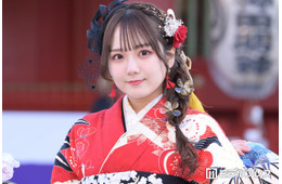 AKB48卒業発表の田口愛佳、美肩チラリのフリル衣装姿「お人形さんみたい」「ますます美しく」の声