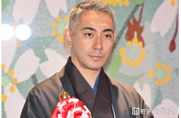 市川團十郎「大きくなったなぁ」新聞を読む息子・勸玄の姿公開「貫禄が出てきた」「将来がますます楽しみ」の声