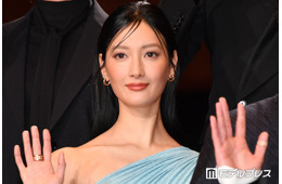 菜々緒、真紅ドレスでの書道姿披露 美文字に反響「達筆すぎる」「姿も文字もかっこいい」