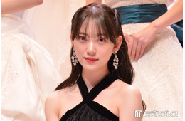 堀未央奈、ベアトップ×“超ミニ”ボトムで美脚全開「デコルテが眩しい」「お人形さんみたい」と反響