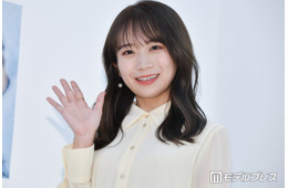 秋元真夏「夏だから明るくした」印象ガラリの新ヘアに反響相次ぐ「一瞬誰かと」「爽やか」