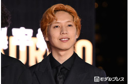坂東龍汰、雰囲気ガラリなオレンジ髪でイベント登場 ファンの歓声に笑顔で対応【黒牢城】