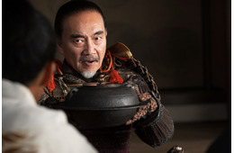 竹中直人が狂演！信長を二度も裏切った悪人・松永久秀と名器「平蜘蛛」をめぐる通説【NHK大河『豊臣兄弟！』20話】