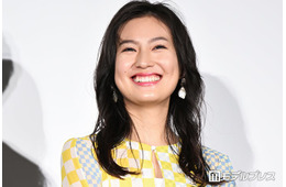 恒松祐里、胸元ざっくりウエディングドレス姿披露 ドラマオフショに「まさに女神様」「デコルテが綺麗」と反響