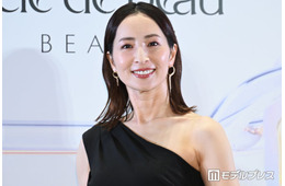 真飛聖「パンチくんからの〜」ディズニー満喫ショット公開「どの角度でも絵になる」「カジュアルなスタイルも素敵」と反響