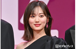 山下美月、膝丈スカートからスラリ美脚際立つ「膝下が長くて綺麗」「透明感半端ない」の声