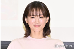 綾瀬はるか、デコルテライン際立つオフショル黒ドレス姿に絶賛の声「透明感が凄い」「息を呑む美しさ」