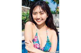 豊田ルナ、美バスト輝くビキニ姿で夏全開「ヤングマガジン」表紙登場