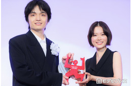 岡山天音、杉咲花サプライズ登場に照れ笑い 次回共演にも言及「恋人にはなれない？」【第63回ギャラクシー賞】