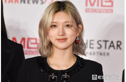 IVEガウル、美デコルテ際立つノースリミニワンピショット公開「透き通るような美肌」「スタイルレベチ」の声