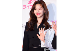 TWICEジョンヨン、大胆胸元開きキャミ姿のオフショットに熱視線「綺麗な鎖骨」「美の塊」