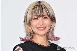LiSA、美脚際立つミニワンピショット公開「スタイル良すぎ」「片足だけ網ソックスのセンス最高」と反響