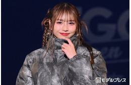 「今日好き」出身美女、オフショルトップスで美ウエストちらり「ヘルシーな肌見せが最高」「完璧な着こなし」の声