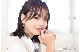 「今日好き」小國舞羽（まう）、美脚スラリのモノトーンミニスカコーデ「頭身バランスがレベチ」「脚が綺麗」