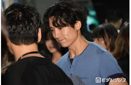 「日プ新世界」トレーナーで話題・安達祐人、原宿に颯爽と現れる シンプルTシャツ姿で魅力全開