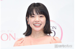 岸井ゆきの、胸元ざっくりベアトップドレス姿「肌の透明感がすごい」「デコルテラインが美しい」と反響
