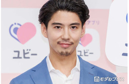 賀来賢人「子供に無理矢理作らされ」「よく分からないラインナップ」シール帳公開 バッグの中身に「賀来パパ萌える」「尊い」の声