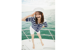 日向坂46藤嶌果歩、マリンルック＆付け髭で船長に 1st写真集先行カット第5弾解禁