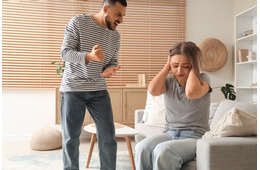 「自称」小説家（無職）のモラハラ夫を支え続けた看護師の妻。ついに殴られた日、夫が大声で叫んだ「信じがたい言葉」とは