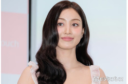 TWICEジヒョ、美くびれ際立つ衣装×スモーキーグリーンのアイメイク姿披露「鍛えられてて綺麗」「クールビューティー」