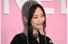 BLACKPINKジェニー、大胆美腹筋のぞくコーデに反響「ウエストラインが綺麗すぎる」「圧倒的なオーラ」の声