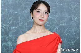 上白石萌音、ワンショルダードレスで美デコルテ際立つ ほっぺハートも照れながら披露【Mrs. GREEN APPLE presents「CEREMONY」】