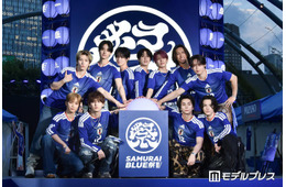 JO1＆INIスペシャルユニット「JI BLUE」渋谷・宮下パーク登場 “応援提灯”点灯で「SAMURAI BLUE祭」を青一色に