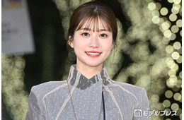 生見愛瑠、ピンクのミニスカ制服で美脚スラリ「可愛すぎる店員さん」「アイドルみたい」と絶賛の声