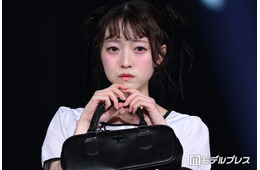 CUTIE STREET梅田みゆ、上品ガーリーなモノトーンコーデ 可愛らしい仕草で存在感放つ【オキコレ2026】