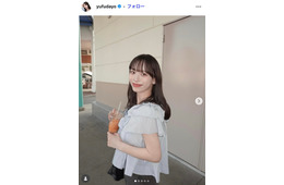サッカー日本代表 上田綺世選手の妻・由布菜月「初めての父の日」0歳長女のユニフォーム姿＆父親のアクスタ握る様子公開「パパの背番号だ」「パワーが届いてる」の声