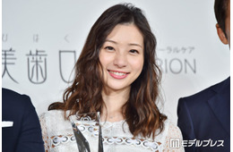 足立梨花、結婚3周年記念で結婚式ショット公開「美しすぎます」「絵になる」