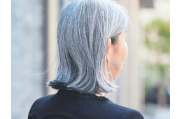 何歳になったら「グレイヘア」にしていいの？「老けて見える」と反対されていた女性。54歳で白髪染めをやめてみたら、思わぬ効果が⁉