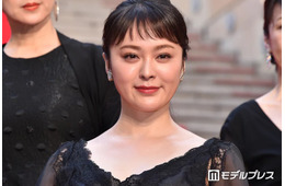 貫地谷しほり、美肌輝く黒キャミソール姿披露「透明感が半端ない」「大人の魅力が凄い」と反響