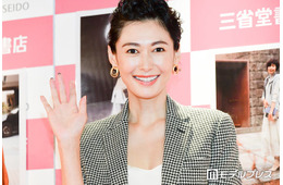 2児の母・田丸麻紀、変顔ブームの息子たちとの3ショット公開 長男スタイリングの“なんとなくオソロ”コーデの2人に「センス抜群」「バリの雰囲気にピッタリ」と反響