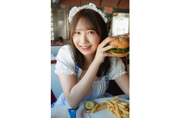 日向坂46藤嶌果歩、ウェイトレス姿でのもぐもぐカット 1st写真集先行カット第13弾解禁【果実の歩幅】