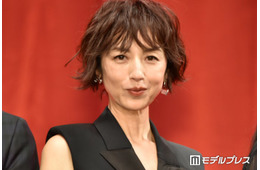 高岡早紀、美脚スラリのハーフパンツコーデ披露「上品な大人女性なスタイル」「ファッションセンス抜群」の声