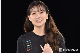 重盛さと美、胸元輝くオフショル×黒髪センター分けのショットに反響「セクシーでドキッとした」「綺麗なお姉さん」