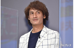 本並健治「ヘアカラー」鏡越しの自撮りショット公開「仕上がりが楽しみです」「何色になるんだろう？」の声