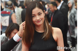 黒木メイサ、黒ショーパンコーデからスラリ美脚「格好良すぎ」「オーラがすごい」の声