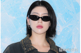 三吉彩花、エッジ効いたコーデで登場 TWS・HAUM（KiiiKiii）らも出席