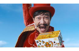堺雅人「マクドナルド」新CMで全身真っ赤×ユニークなヒゲ 前作続篇でアクションも挑戦