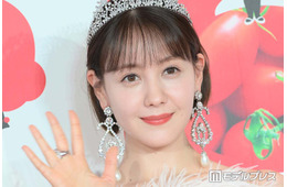第1子出産のトリンドル玲奈、子ども抱っこショット公開「美人すぎるママ」「自然体で美しい」と絶賛の声