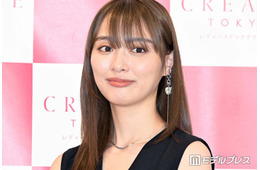 内田理央「普段あまり足を出すことはないんだけど」ジャケットドレスから美脚スラリ「知的な色気」「綺麗すぎて見惚れる」と反響