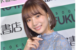 岡田紗佳、ミニスカ×柄ストッキング衣装でスラリ美脚披露「等身バランス神」「脚長すぎ」