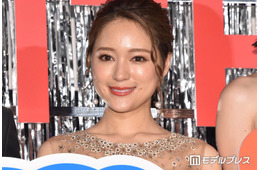 chay、オフショル衣装姿披露「鎖骨くっきりで綺麗」「透明感が引き立ってる」と反響