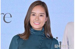 日テレ忽滑谷こころアナ「祖父とt.A.T.u.みたいな写真」街中2ショット公開「おじいちゃんスタイルいい」「笑顔がかわいい」の声