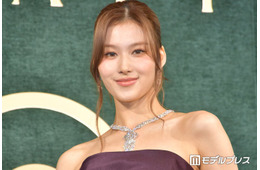 TWICEサナ、ノースリコーデに反響「華奢で憧れる」「透明感レベチ」
