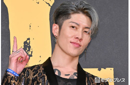 MIYAVI「張り切りすぎました」5歳長男のサッカー父兄試合で怪我 松葉杖姿に「めちゃくちゃ痛そう」「張り切りすぎちゃう気持ち分かる」の声