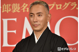 市川團十郎、ピンクビーチで楽しむ水着姿の長男・勸玄の姿公開「少年から青年に」「引き締まっててかっこいい」の声