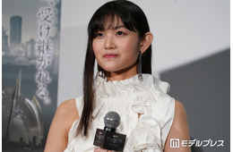 早見沙織、美脚チラ見せワンピース姿「大人の魅力」「脚のラインが綺麗すぎ」